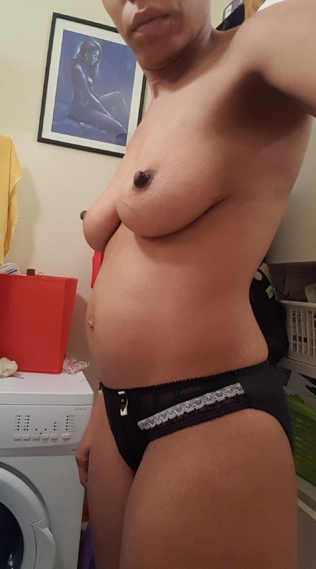 Ebony pregnant with great nipples