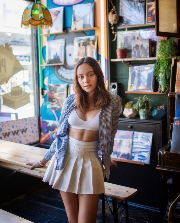 I'd definitely fuck Jasmine on that table