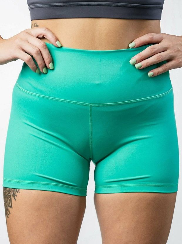 This Commando Babe's cameltoe can't be hidden in shorts so tight that the seam running down between her labia must tickle her clitoris