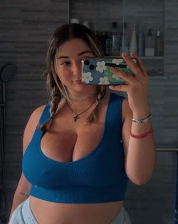 Jolie blue top pigtails selfie