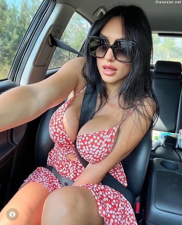 beautiful big boobs selfie