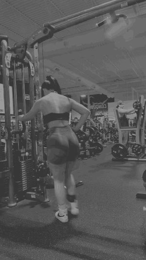 Hot Asian working her ass at the gym