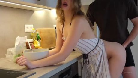 cooking her while she cook