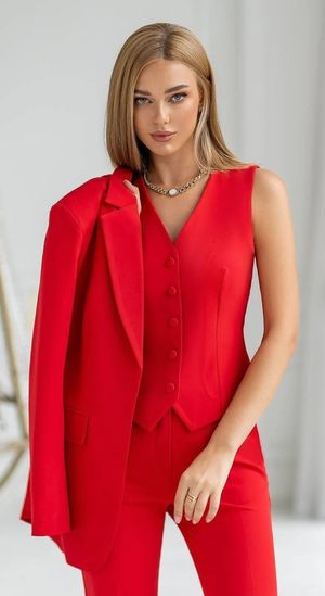 Charming look from a very classy blondie with beautiful eyes