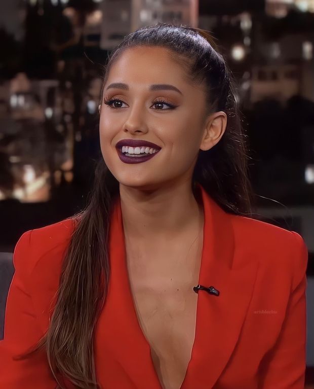 Ariana Grande sexy