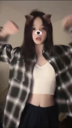 Sexy chinese slut kahyxx dancing