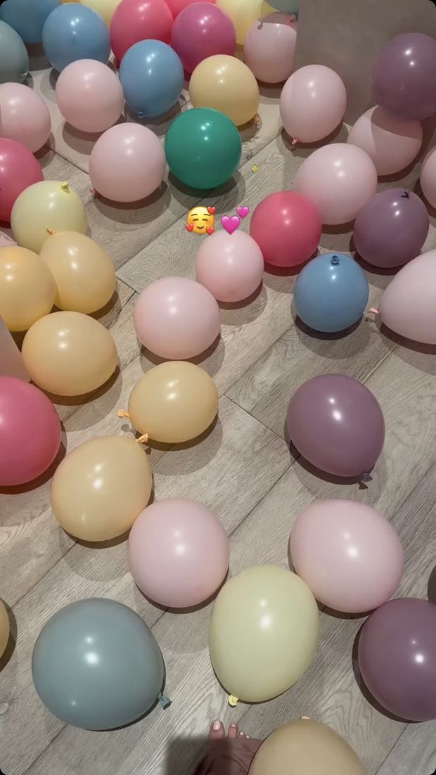 Foot pic & a load of balloons.