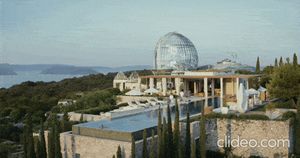 kate-hudson-very-sexy-orange-bikini-walking!