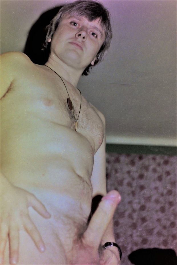 posing naked for female photographer