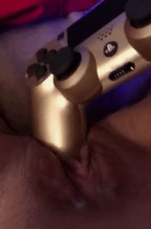 Gaming babe PS4 gold controller