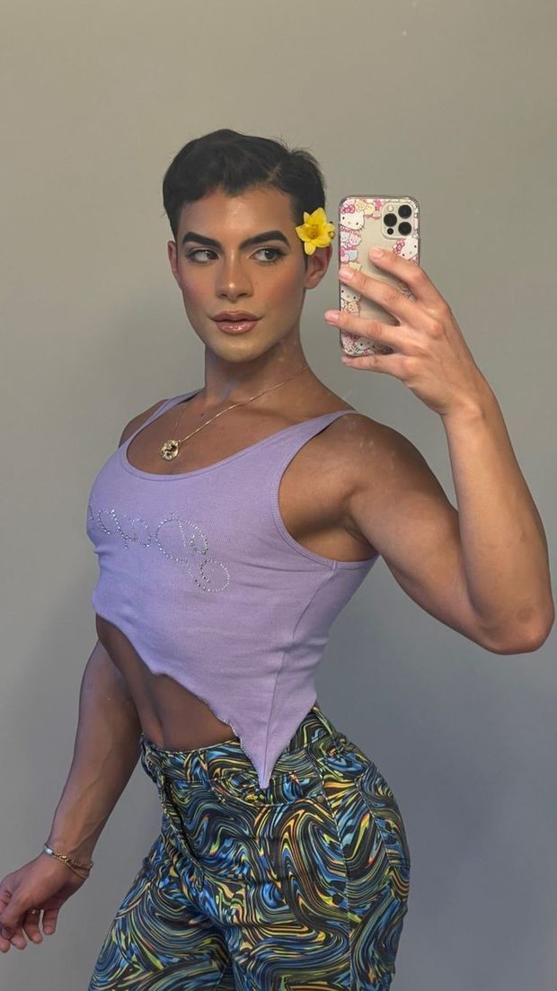 FEM IN A CROP TOP