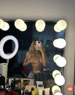 Tinashe selfie with handbra