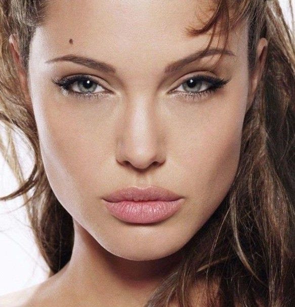 Angela Jolie's hemoroid lips again!