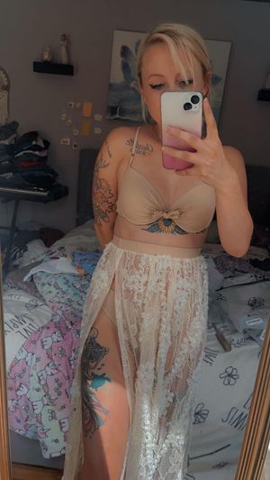Skimpy tattoo'd blonde wants to be filled