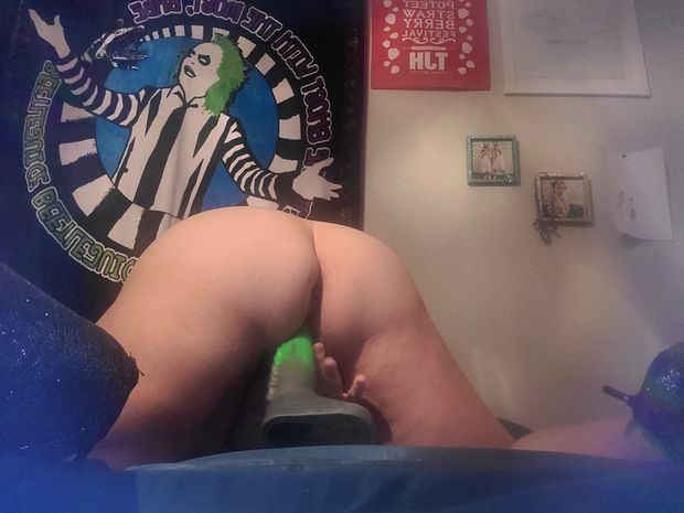 Stretching that pussy with 12 inch toy