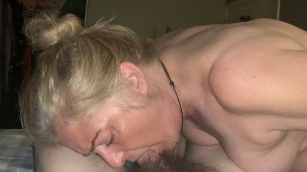 I love strangers cocks down my throat. Mmmm Please cum in my mouth!