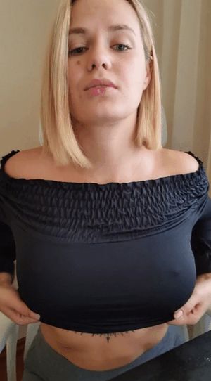 Tattooed blonde jiggle exposure.