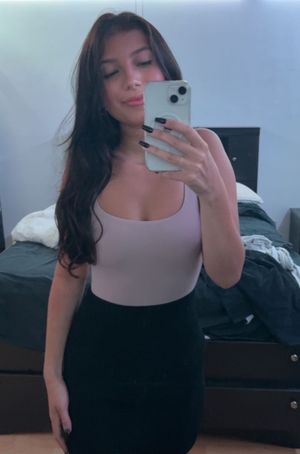 Hannah black skirt bedroom selfie