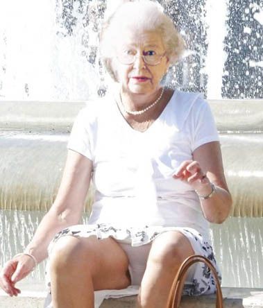 Queen Elizabeth flashes her Nickers