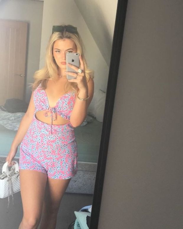 Blonde whore Scarlet I met on Tinder, fucked me before I could even buy her a drink...