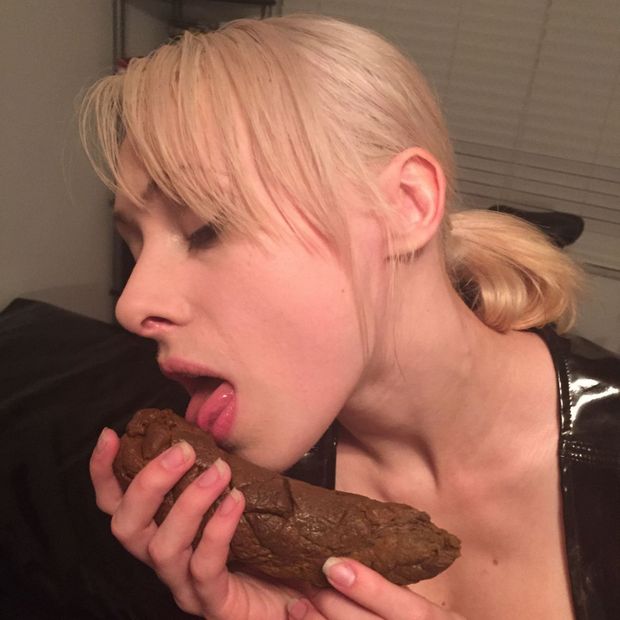 Blondy Hugs her Good Firmly Delicious Turd. I wish I had it in my hand now, I would Fuck myself with it.