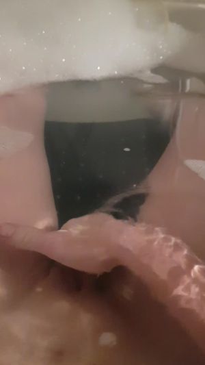 Puussy in bath