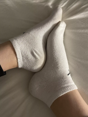 Feet everyone must obey .)