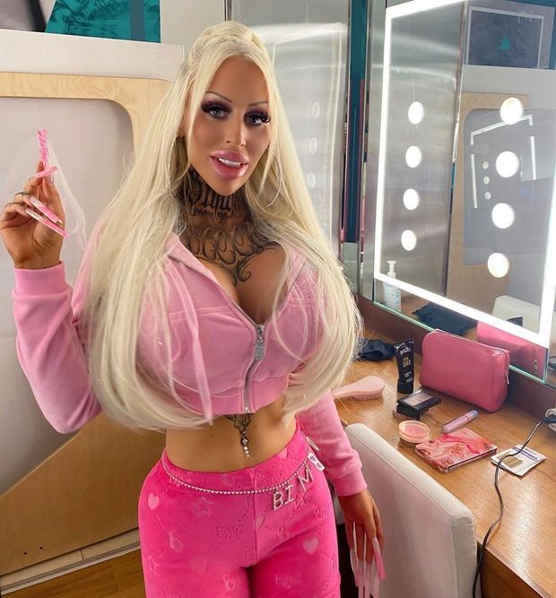 This is a fuckdoll of a bimbo.