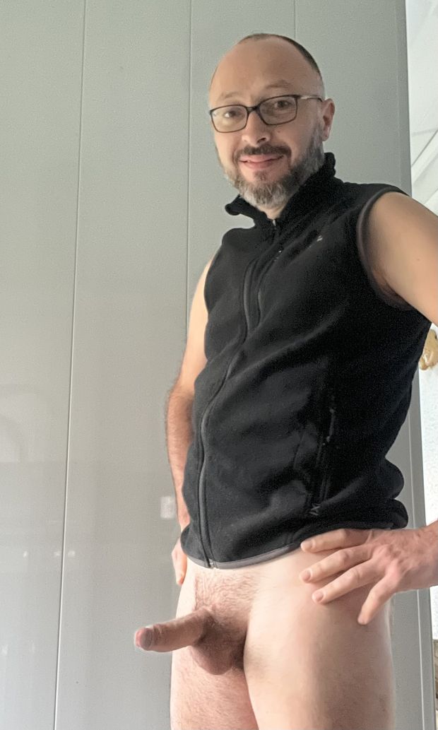 Bonjour à vous tous   Aujourd'hui il manque un peu de soleil, du coup je profite de l'extérieur avec ma petite veste.  Biensur... c'est mon