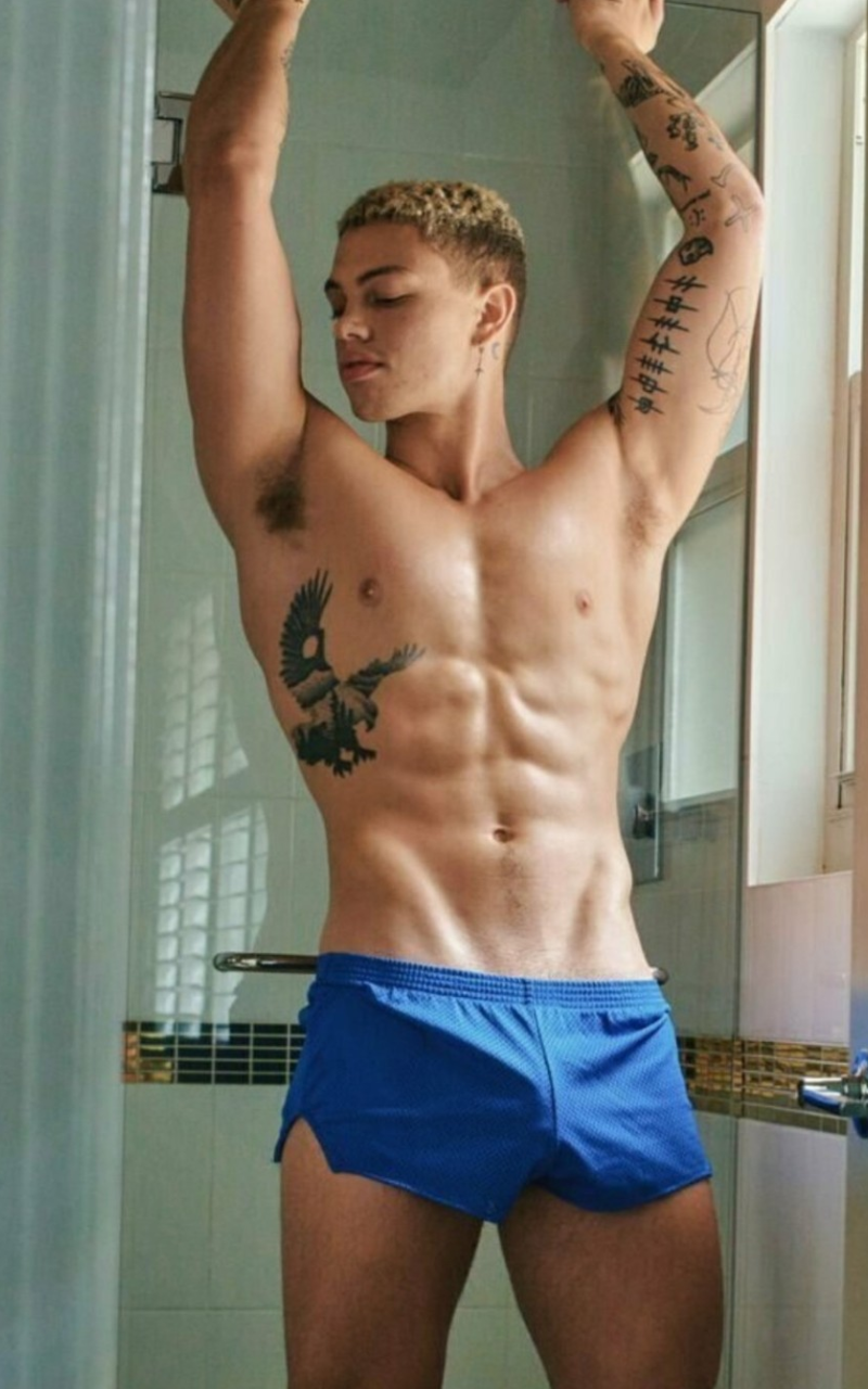 Bulging Shortshorts