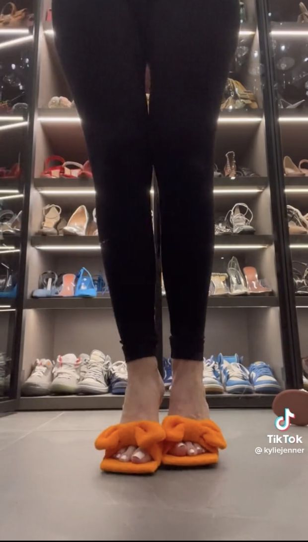 The shoe game of KyJen.