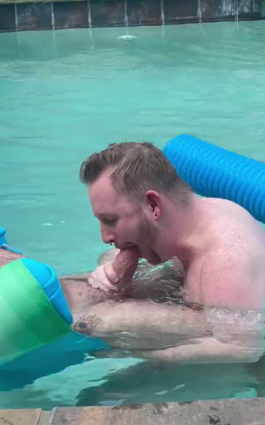 Sucking a fat dick in the pool