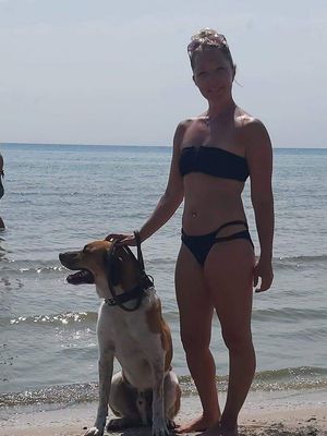 Pam in black bikini with Enzo