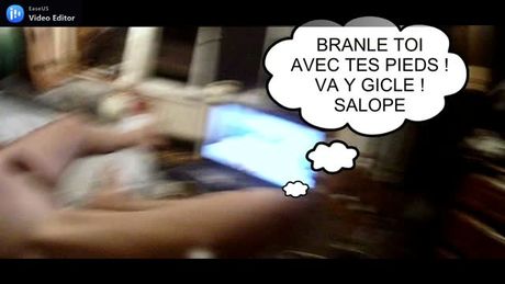 je fais gicer ma chienne avec ses pieds !!