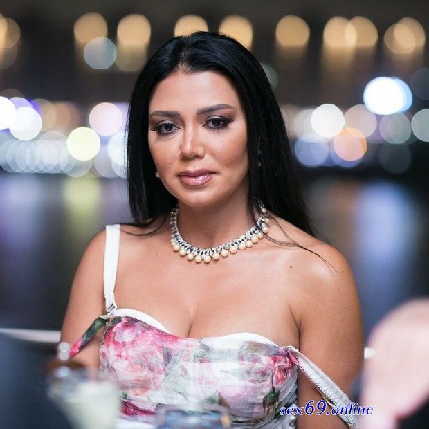 arab celeb cleavage