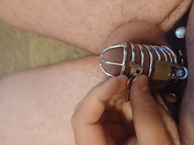 Mistresse break the key in my chastity cage