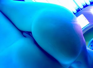 The wife playing peek-a-boo pussy in the tanning bed