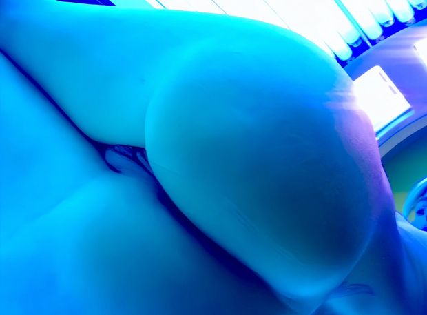 The wife playing peek-a-boo pussy in the tanning bed