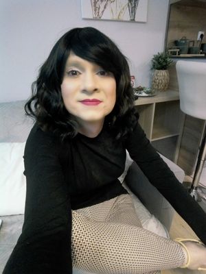 Sexy petite crossdresser with nice feet and legs.