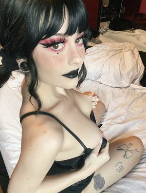 Beauty Goth Babe