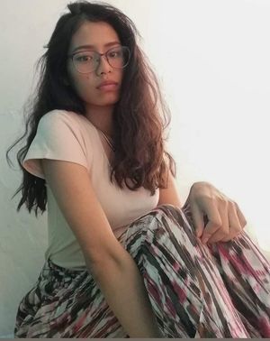 Bonita lentes tetitas nerd