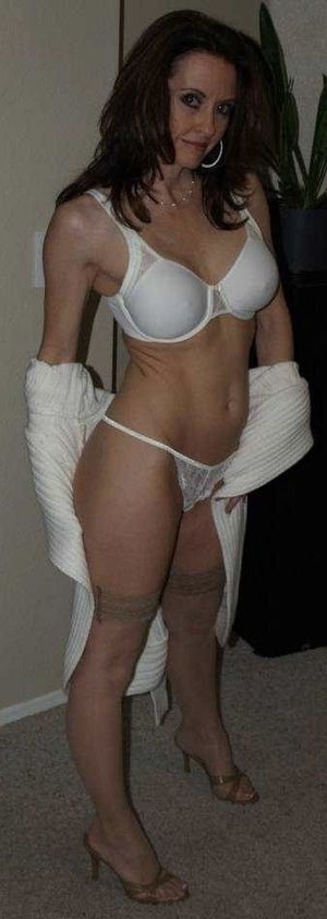 Mature slut showing off the goods