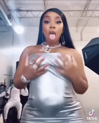 LightSkinKeisha playing with her titties