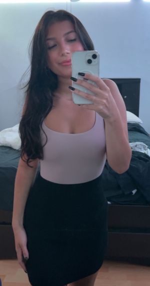 Hannah bedroom selfie
