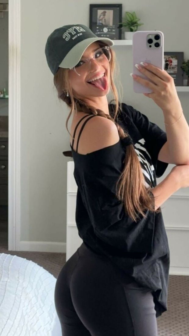 Brookem showing off her tight ass