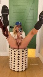 Sporty chick masturbates in changing room
