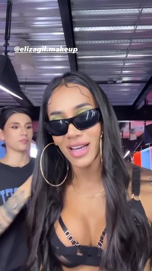 SO DAMN SEXY LAURA SAENZ