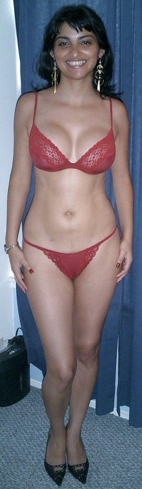 Sexy Indian chick posing for private photo