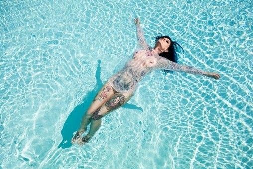 Sg naked pool