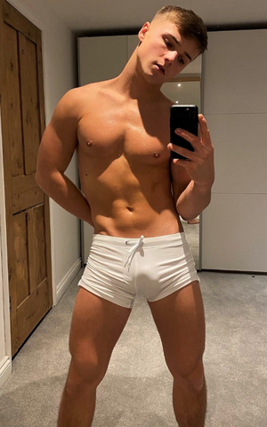 Bulging shorts selfie